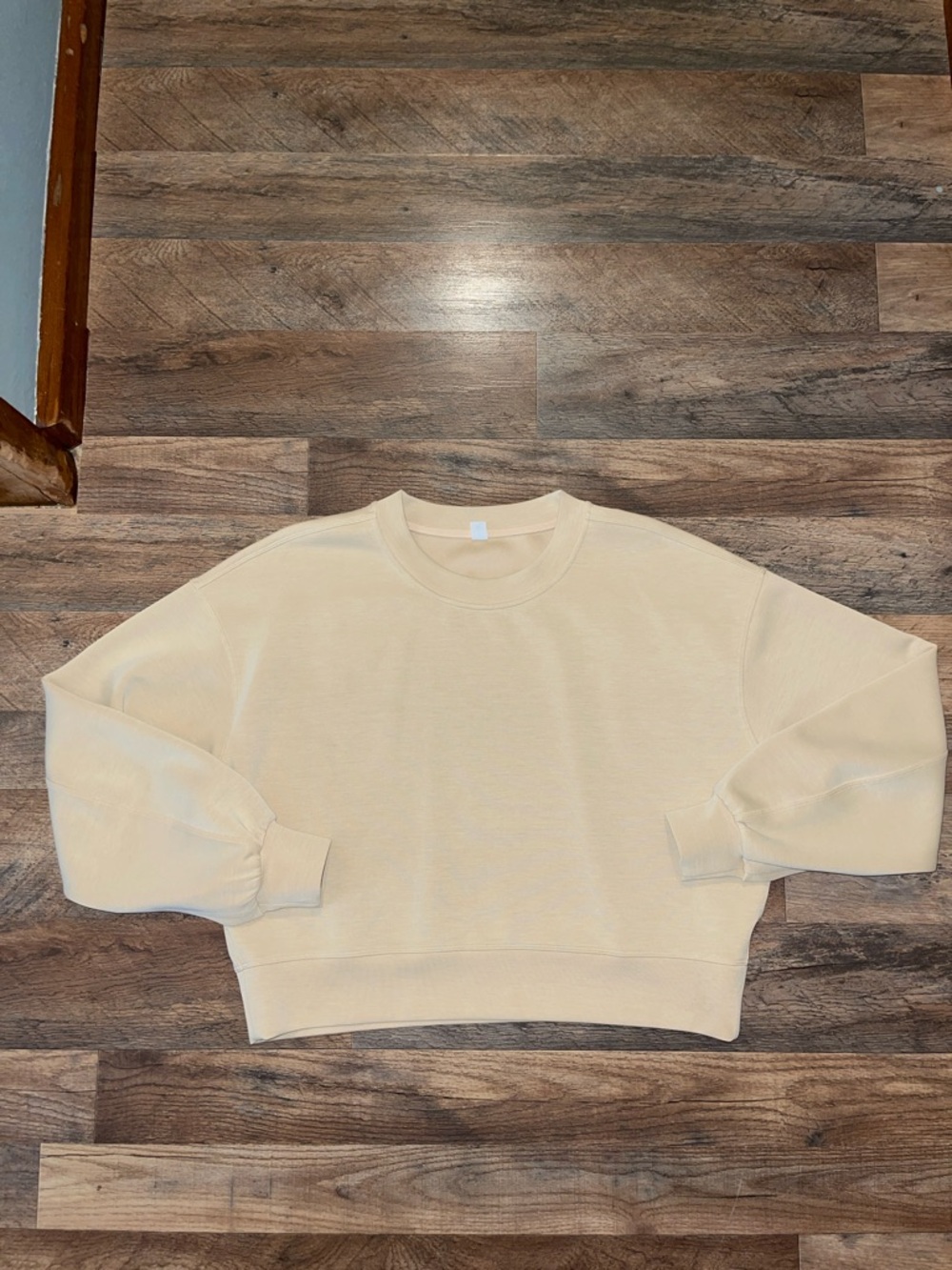 Lululemon Crewneck Cropped Women's Sweater Softstreme light yellow sz 6 EUC